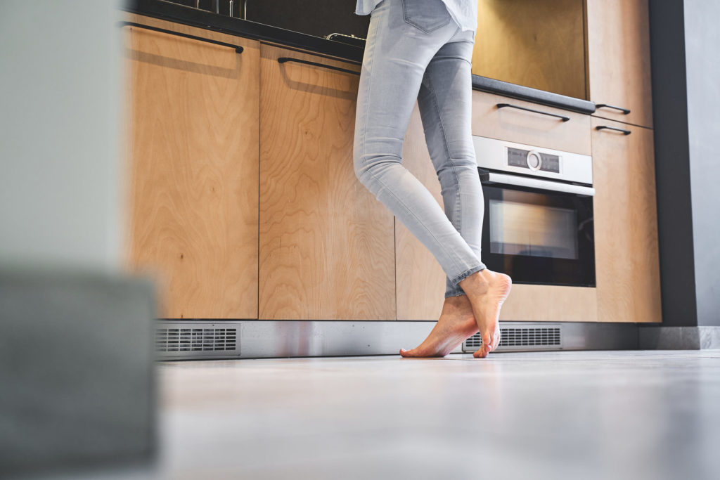 Cropped,Photo,Of,A,Young,Housewife,In,Denim,Pants,Standing